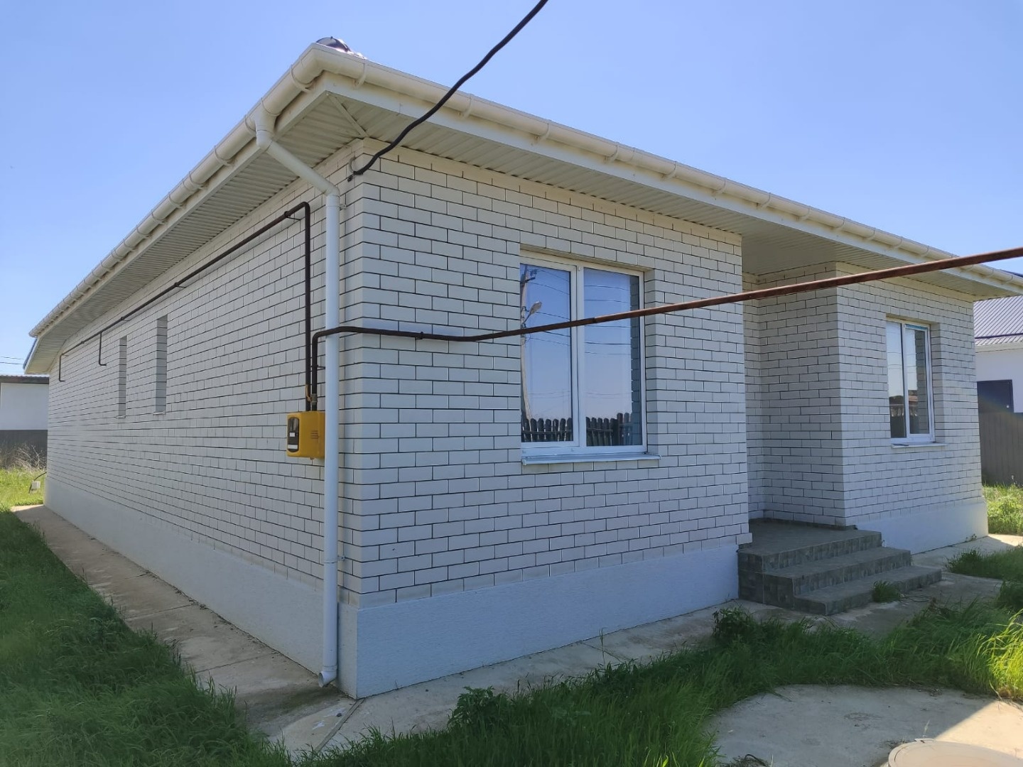 Продам кирпичный дом в селе Цибанобалка, площадь  120 кв.м. 3 комнаты. кухня-гостиная 34 кв.м. с выходом на террасу. котельная на таррасе , 2 с/у.  смонтирована  система тёплых полов. цена дома с ремонтом.  коммуникации: эл-во 15 квт. скважина. септик.  магистральный ГАЗ в доме, центральная канализа