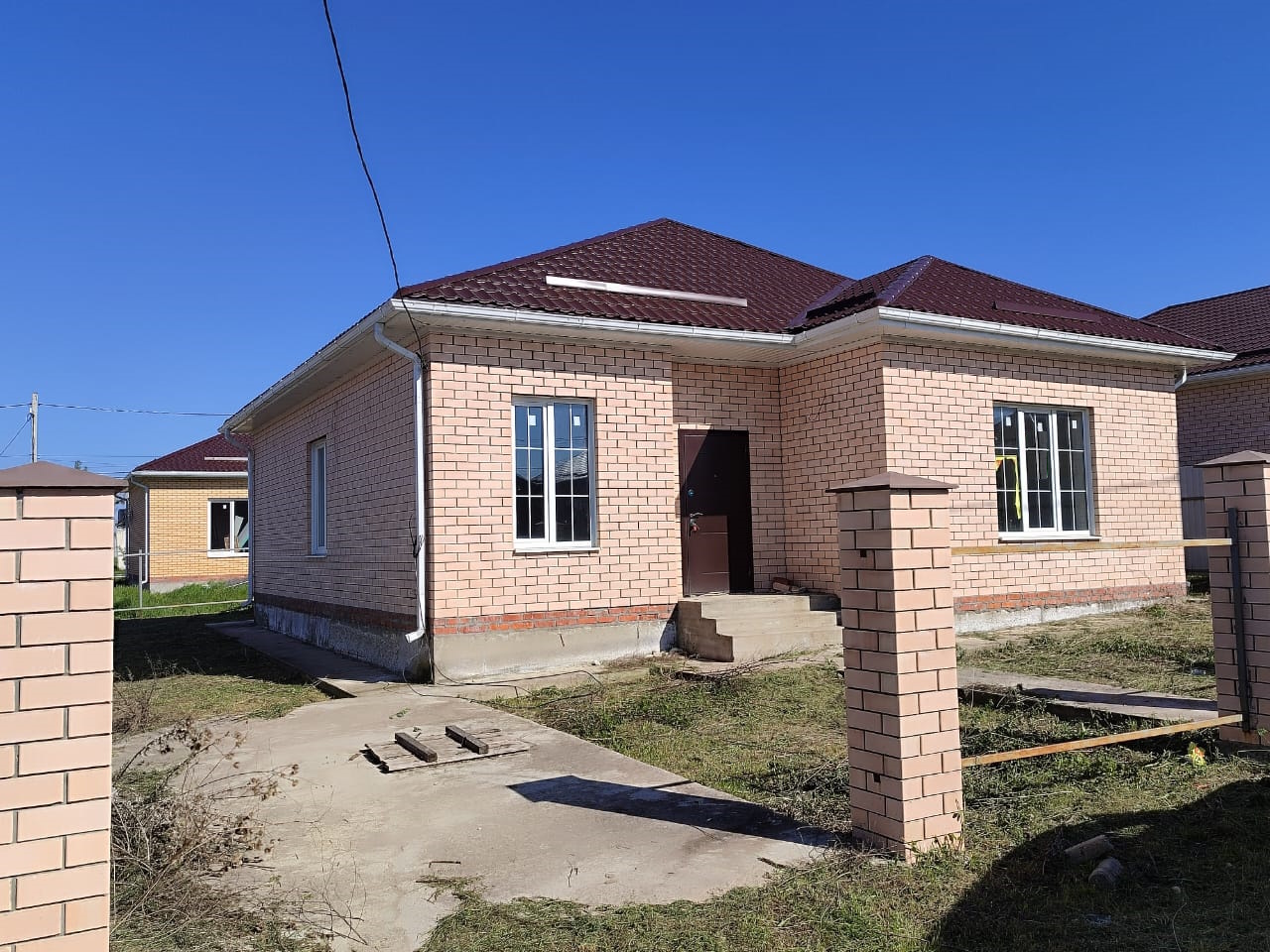Продается дом 100 кв.м., расположенный на земельном участке 4,5 сот., назначение земли для индивидуального жилищного строительства. В доме 3 комнаты, кухня - гостиная с выходом на террасу, с/у совместный. Отделка предчистовая, в стоимость входит: 
ленточный фундамент 100х40. армированная плита пола.