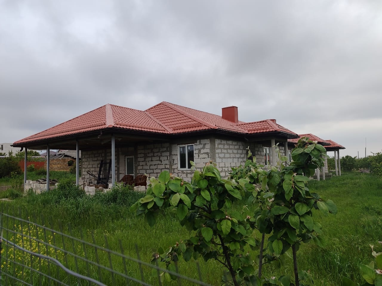 Продам дом в хуторе Нижняя Гостагайка, дом 80 кв.м. 3 комнаты, кухня - гостиная, с/у, земельный участок 5,5 соток. свет 15 квт, скважина, септик, назначение земельного участка: сельхозназначение, в скором времени будет перевод в садоводство огородничество с пропиской, соседи построились и живут круг