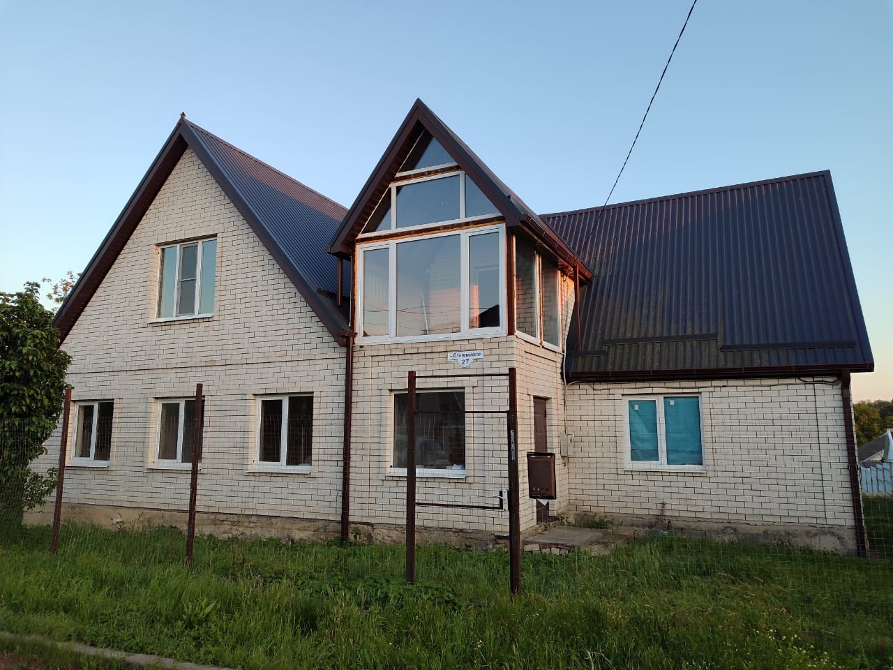 Продается дом 167,5 кв.м., 2009 г. постройки, расположенный на земельном участке 6 сот., категория земель: земли населенных пунктов для ведения личного подсобного хозяйства.  Участок правильной формы, фасад 20/30м. 
На первом этаже четыре комнаты, кухня, прихожая-коридор, с/у совместный. Второй этаж