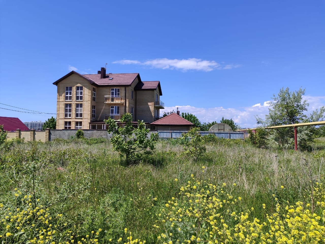 Продам земельный участок 10 соток, назначение: ИЖС, фасад участка 26 метров, глубина участка 34 метра, коммуникации: газ, вода центральная, электричество - всё по меже участка.  вокруг ведётся активная застройка: жилые дома и гостиницы. удобная локация, до моря 1,4 км, пешком 15 минут. до центра Ана