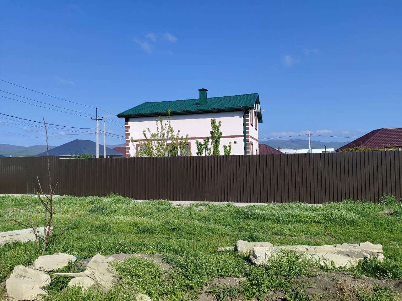 Продам земельный участок в ст. Натухаевская, назначение: ИЖС , площадь 5 соток, фасад участка 13,5 м. глубина участка 34/40 м.
Участок находится в жилой застройке, видовой, в развитой станице Натухаевская, школа, несколько детских садиков, большие сети магазинов, рынок-привоз, МФЦ, Больница, своя ск