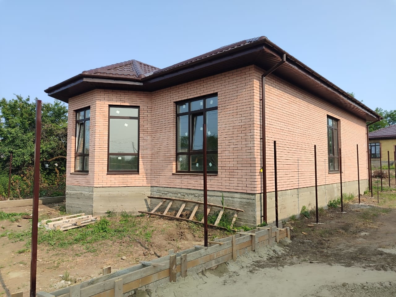 Продается новый дом 2024г постройки  85,2 кв. м., расположенный на земельном участке 6 сот., ИЖС.
В доме 3 комнаты, кухня-гостиная, с/у совместный, плановая отделка чистовая: Дом под ключ.
 Коммуникации: Свет 15 кВт, отопление газовое, вода-центральная, канализация-септик 9 куб.м.
 Развитая инфрас