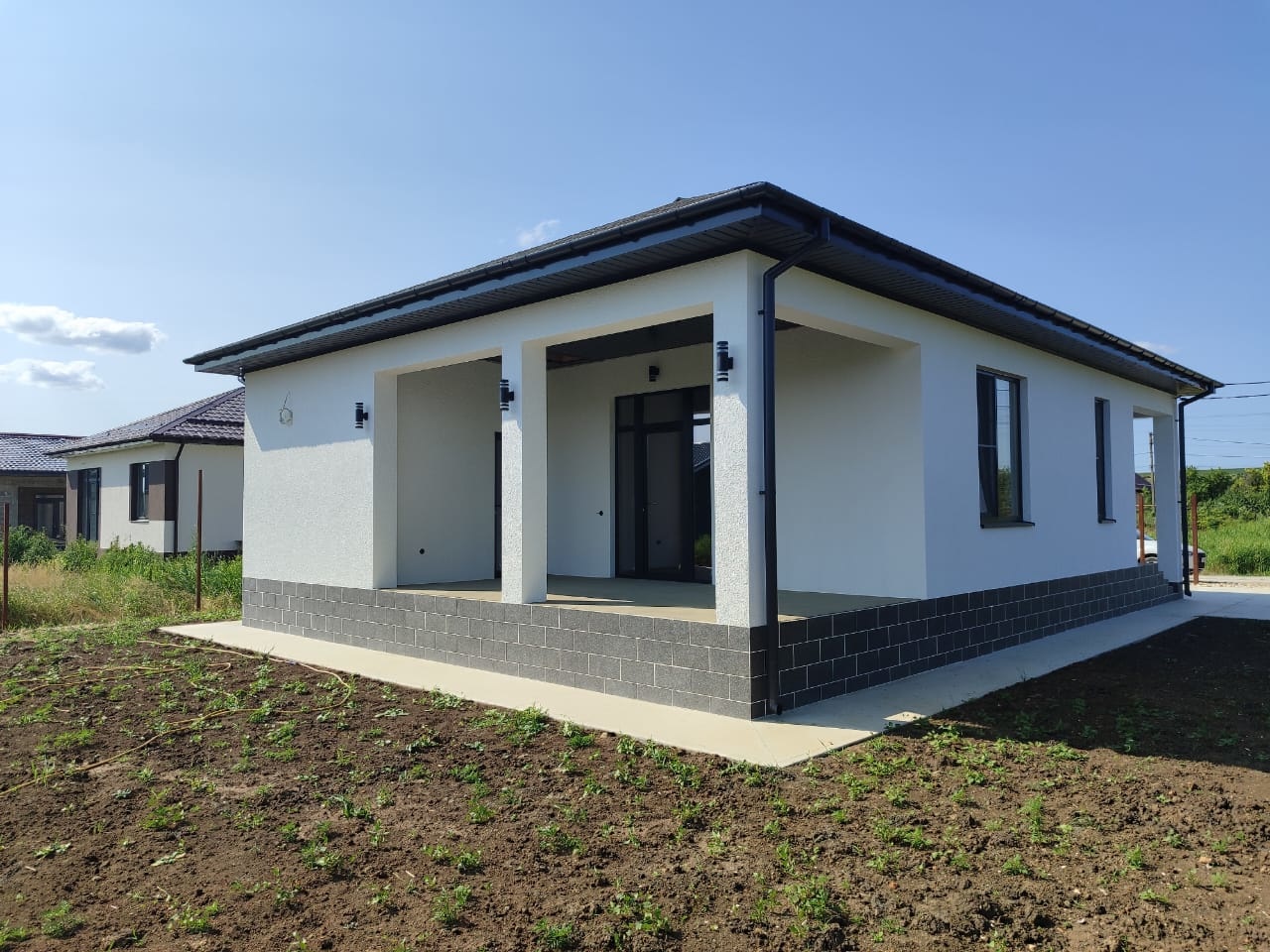 Продается дом 103,1 кв.м., 2025 г. постройки, расположенный на земельном участке 6 сот. ИЖС.Участок правильной формы, фасад 20 м. 
В доме 3 комнаты, кухня-гостиная с выходом на террасу, бойлерная, с/у совместный. Выполнена качественная предчистовая отделка. Дoм построен из кеpaмзитного блока, фундам