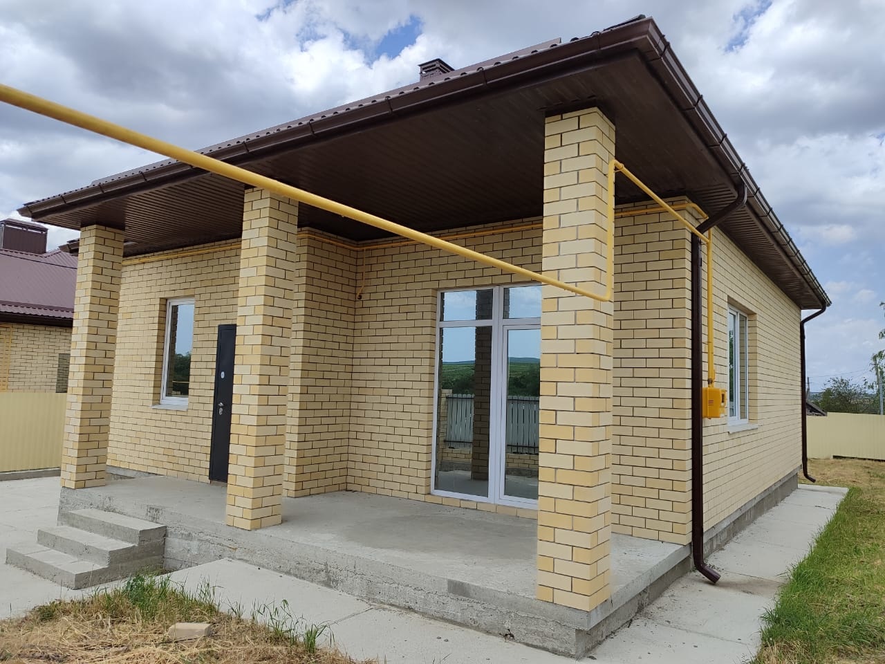 Продается дом 92 кв.м., 2024 г. постройки, расположенный на земельном участке 5,6 сот. назначение: ИЖС. Участок правильной формы, фасад 20 м. 
В доме 2 комнаты, кухня-гостиная с выходом на террасу, бойлерная, с/у совместный. Выполнена качественная черновая отделка, электрика разведена. Дoм построен 