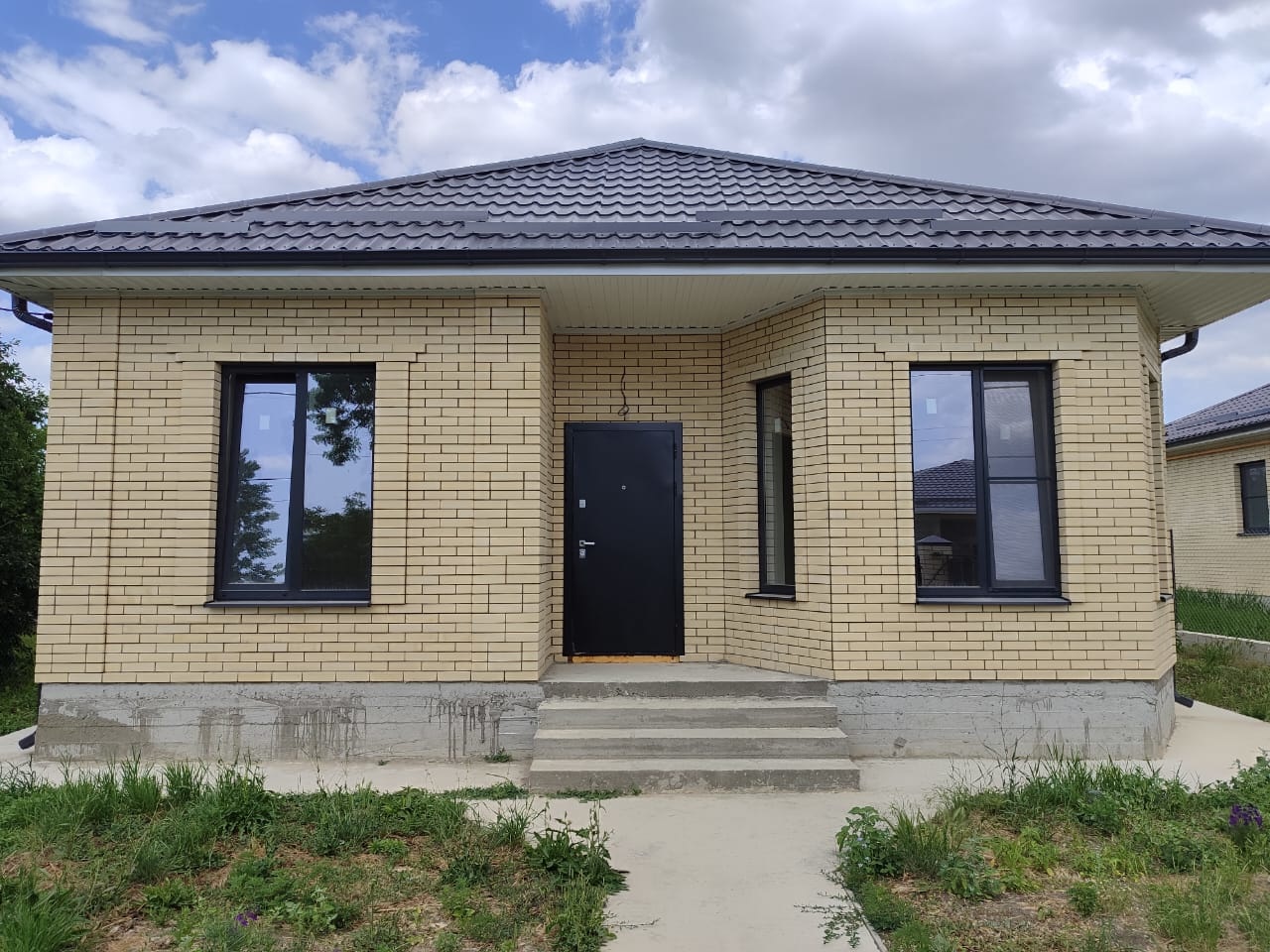 Продается дом 110 кв.м., 2024 г. постройки, расположенный на земельном участке 7,3 сот. назначение: ИЖС. Участок правильной формы, фасад 18 метров. 
В доме 3 комнаты, просторная  кухня-гостиная с выходом на террасу, бойлерная, с/у совместный. Выполнена качественная предчистовая отделка,  Дoм построе