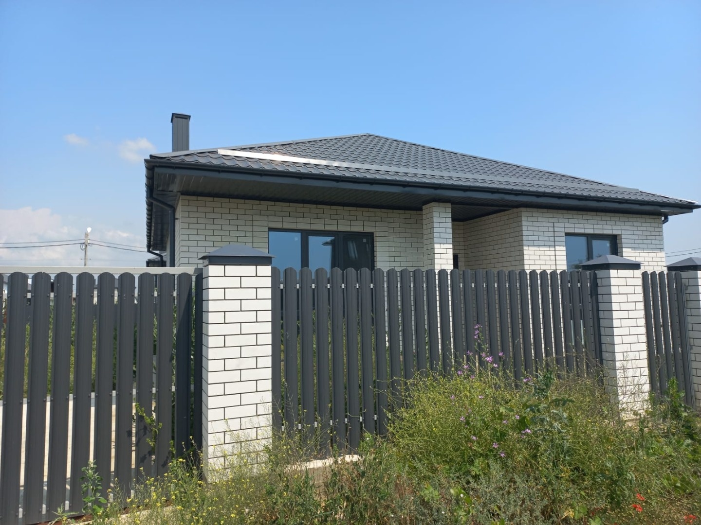 Продаётся дом 81,3 кв.м., расположенный на земельном участке 3 сот., ИЖС. В доме 3 комнаты, кухня-гостиная с выходом на террасу, с/у совместный.. В доме выполнена предчистовая отделка, есть возможность выполнить чистовой ремонт по соглашению сторон.
Коммуникации: Вода - скважина, канализация - септи