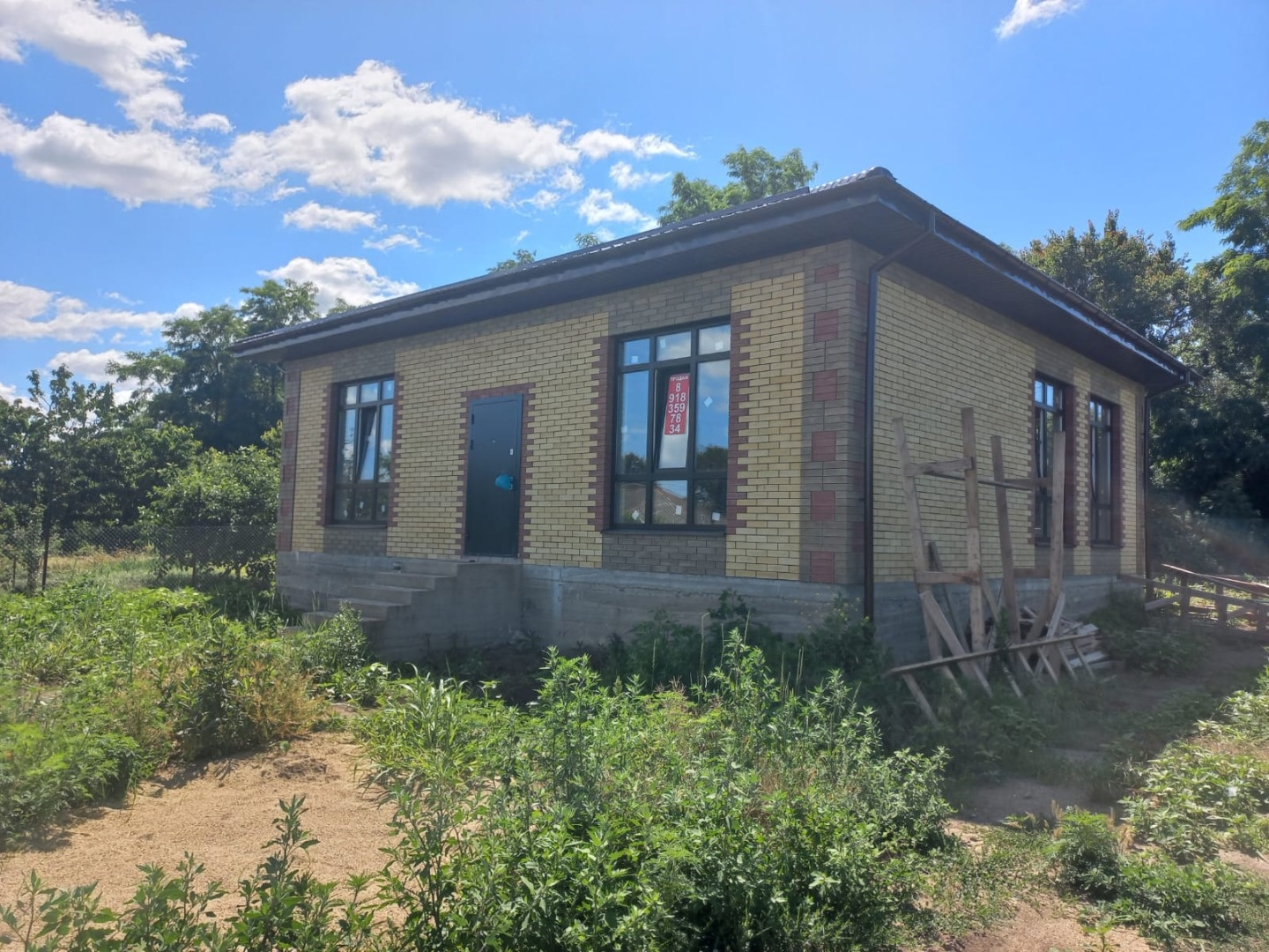 Продается дом 95,8 кв.м., расположенный на земельном участке 8 сот., категория земель - земли населенных пунктов, для индивидуального жилищного строительства. В доме 3 комнаты, кухня-гостиная с выходом на террасу, с/у совместный. Отделка предчистовая, есть возможность выполнить чистовой ремонт, по с