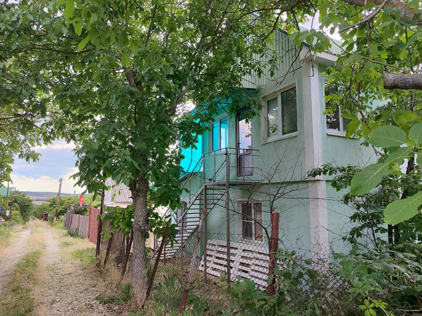Продается уютный дом в СНТ Здоровье. На первом этаже расположены просторная гостиная, кухня и санузел с душевой, горячая вода обеспечивается водонагревателем. Второй этаж включает комнату с верандой, где можно наслаждаться свежим воздухом. Оба этажа оборудованы кондиционерами, которые остаются нов