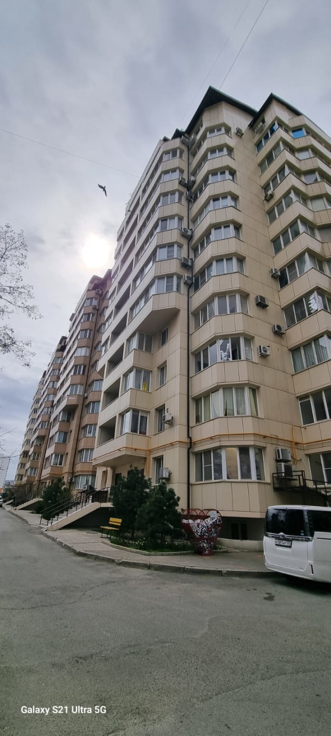 Продам помещения свободного назначения, 2 комнаты, санузел, свой отдельный вход. Помещение в черновой отделке, очень светлое,сухое,с высокими потолками, большими окнами. Подходит как для офиса, магазина, гостиницы, так и для жилья( есть возможность сделать прописку).Коммуникации центральные.