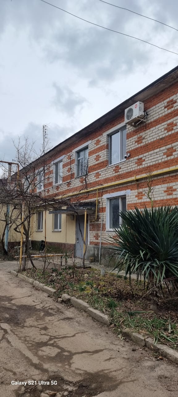 2-к квартира 43.7 м² с участком у Восточного рынка
Собственное отопление + огород для свежих овощей или барбекю зоны прямо у дома!

1. Про квартиру:
Площадь 43.7 м² - уютный вариант для экономных хозяев

Две комнаты (10+17 м²) - раздельные помещения для разных нужд

Лоджия 6 м² - место для утреннего