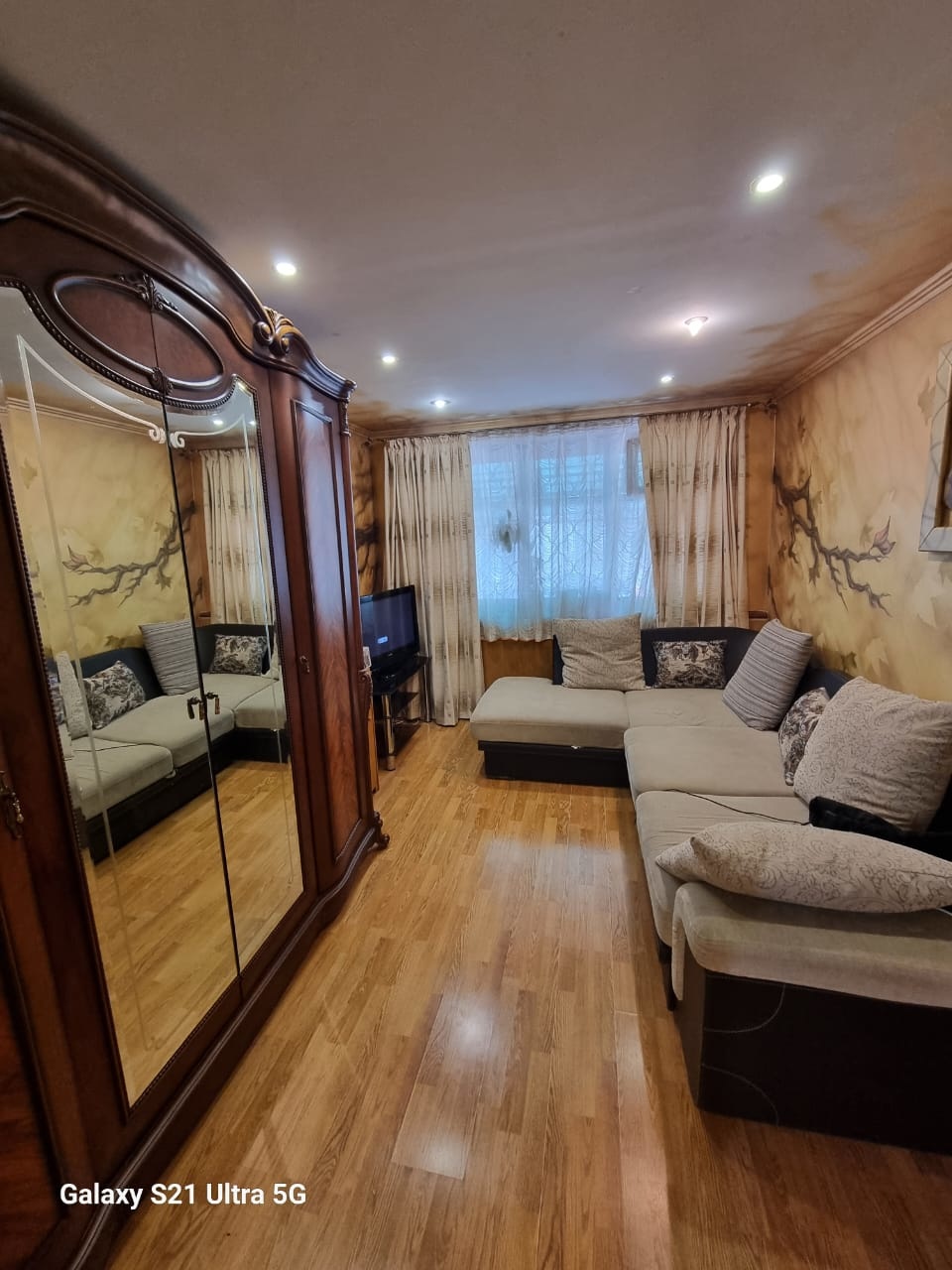 Продаётся 4-к квартира 100 м² на ул. Толстого в Анапе  
Просторное жильё для семьи с евроремонтом и парковкой у дома!  

 1. Про квартиру:  
- Площадь 100 м² - достаточно места для большой семьи  
- 4 отдельные комнаты - пространство для всех  
- Евроремонт - готово к заселению  
- Окна во двор и на