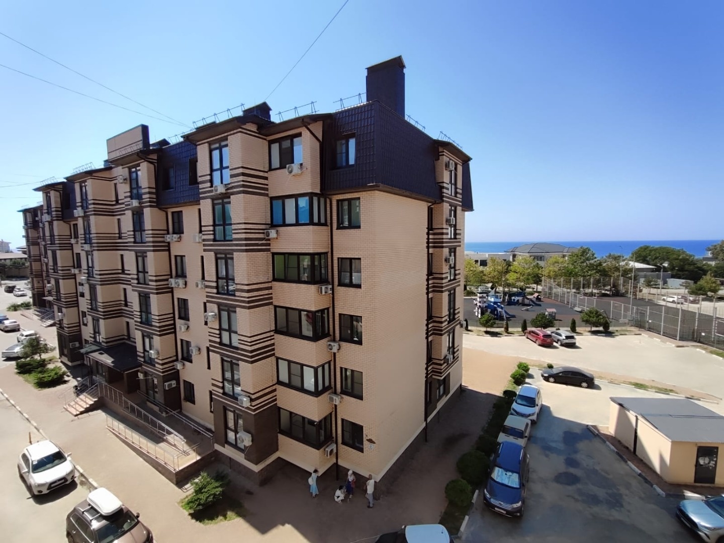 Продаётся 2-к квартира 72 м² в ЖК «Бельведер»
У моря, с хорошей планировкой и ремонтом «под себя».

Информация о квартире:
- Площадь 72 м² - просторно даже для семьи
- Две изолированные комнаты (18 и 20 м²) - можно уединиться
- Кухня 12 м² - поместится и столовая, и диван
- Этаж 5 из 8 - вид во двор