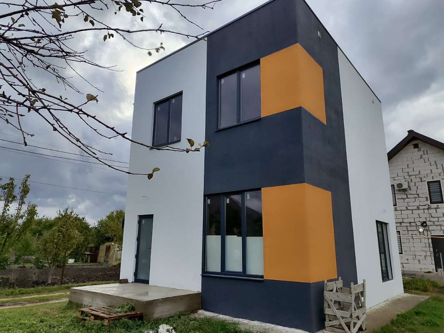 Продам дом в центре станицы Гостагаевская, общая площадь 110 кв.м. 2 этажа, 4 комнаты, 2 санузла. кухня -гостиная с выходом на террасу,  стоимость  дома указана с ремонтом. коммуникации: электричество 8 квт. Газ в доме, теплый пол по всему дому. вода - скважина. канализация - септик. земельный участ