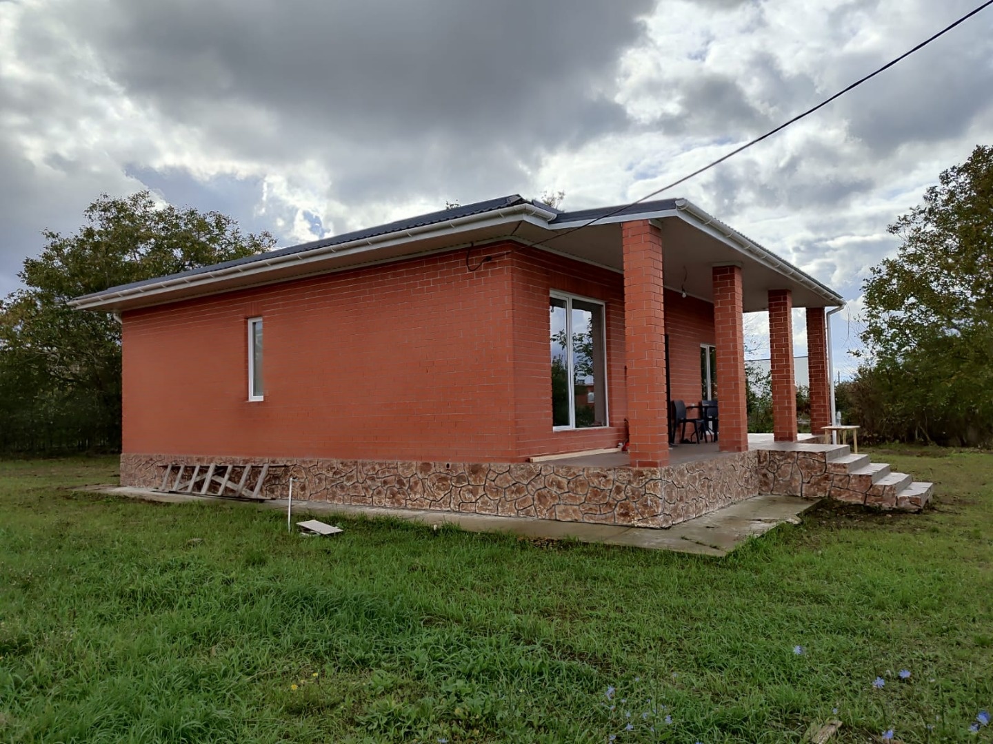 Продам дом в развитой станице Гостагаевская 110 кв.м плюс терраса 20 кв.м. в доме 3 комнаты, большая кухня-гостиная с выходом на террасу. дом продаётся полностью с ремонтом! коммуникации: скважина, септик, свет 15 квт, по меже участка Газ и центральная вода. дом расположен в центральной части станиц