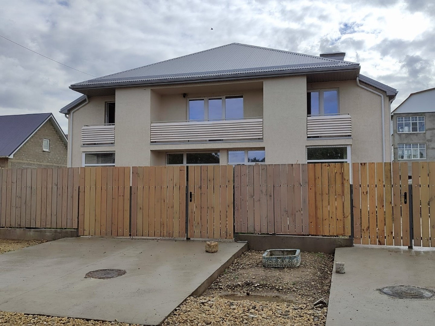 Продам дом (квартира на земле) в развитой с. Цибанобалке 140 кв.м, плюс балкон 4 кв.м. в помещении  3 комнаты, большая кухня-гостиная.   спальня на втором этаже с балконом 4 кв.м. квартира  продаётся полностью с ремонтом! коммуникации: центральная вода, двойной септик, свет 5 квт, Газ внутри помещен