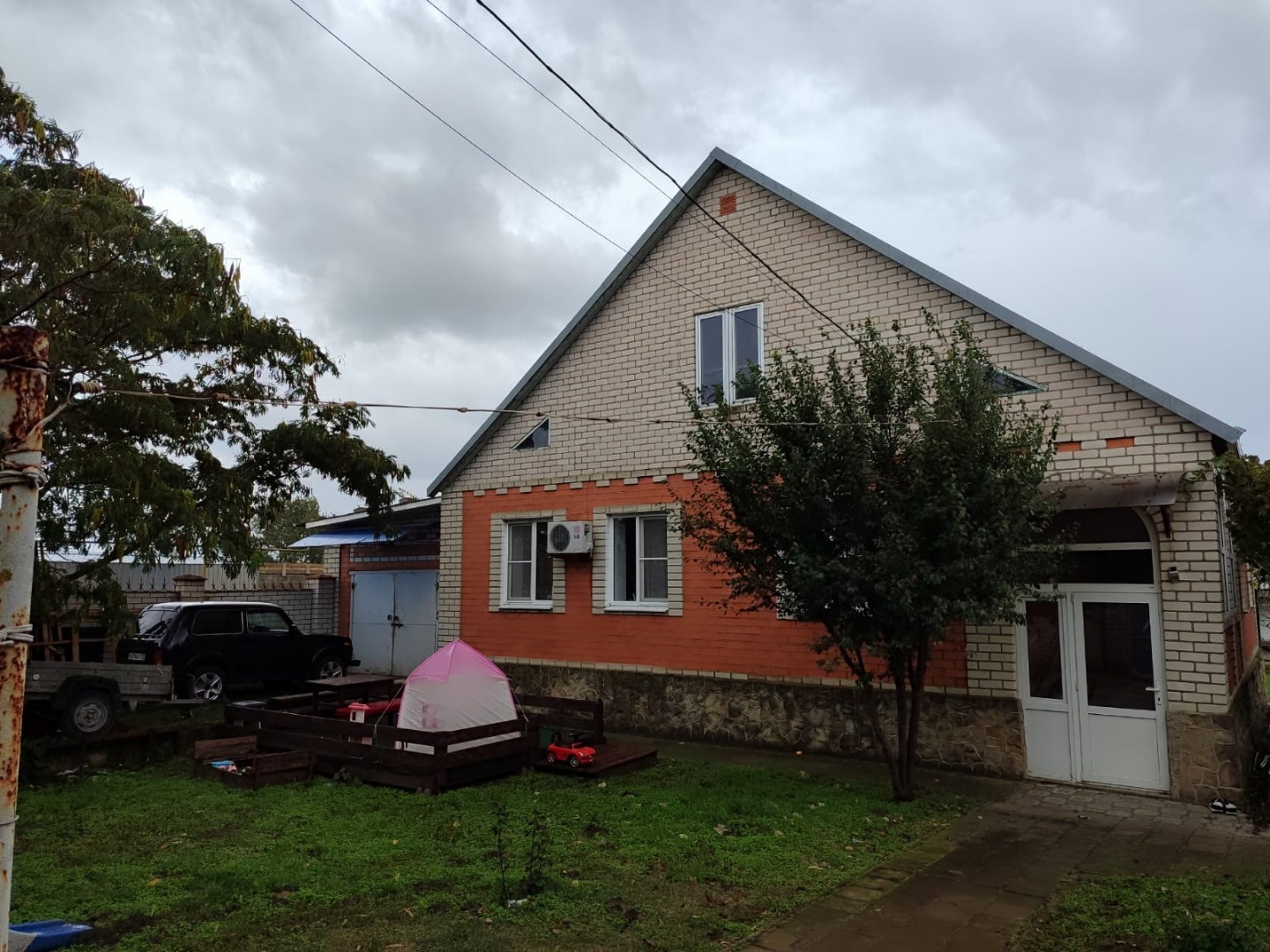 Продам дом в развитом посёлке  Виноградный 137 кв.м.  в доме 4 изолированных комнаты, большая кухня 14 кв.м. имеется хозяйственная постройка с выходом в гараж. дом продаётся с ремонтом, можно зайти и жить. коммуникации: вода центральная, септик 3 куба, свет 15 квт,  Газ в доме.  дом расположен в удо