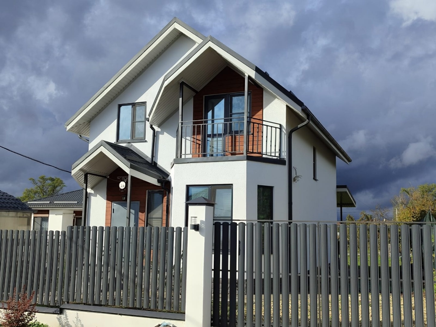 Продам дом в развитой станице Гостагаевская 120 кв.м плюс терраса 16 кв.м., котельная с в доме 3 комнаты, большая кухня-гостиная с выходом на террасу. дом продаётся полностью с ремонтом! коммуникации: скважина, септик, свет 15 квт, по меже участка Газ и центральная вода. дом расположен в центральной