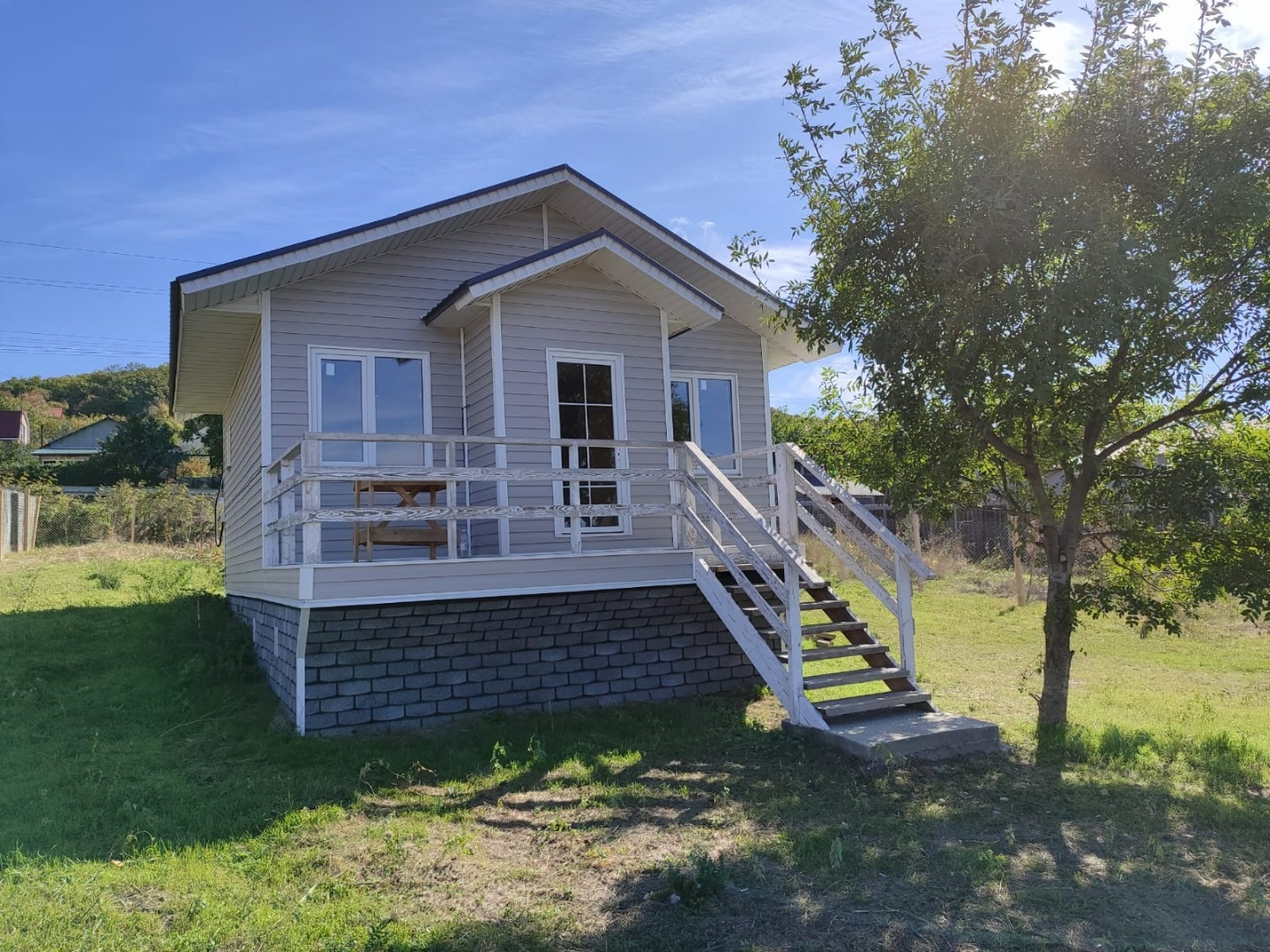 Продам дом в Анапском районе снт. Черемушка, площадь 50 кв.м., плюс терраса 10 кв.м., в доме 2 комнаты, кухня-гостиная, с/у в доме, внутри всё обшито вагонкой - экологически натуральный материал, можно заехать и жить, коммуникации: свет 5 квт, скважина, септик, земельный участок 4 сотки, назначение: