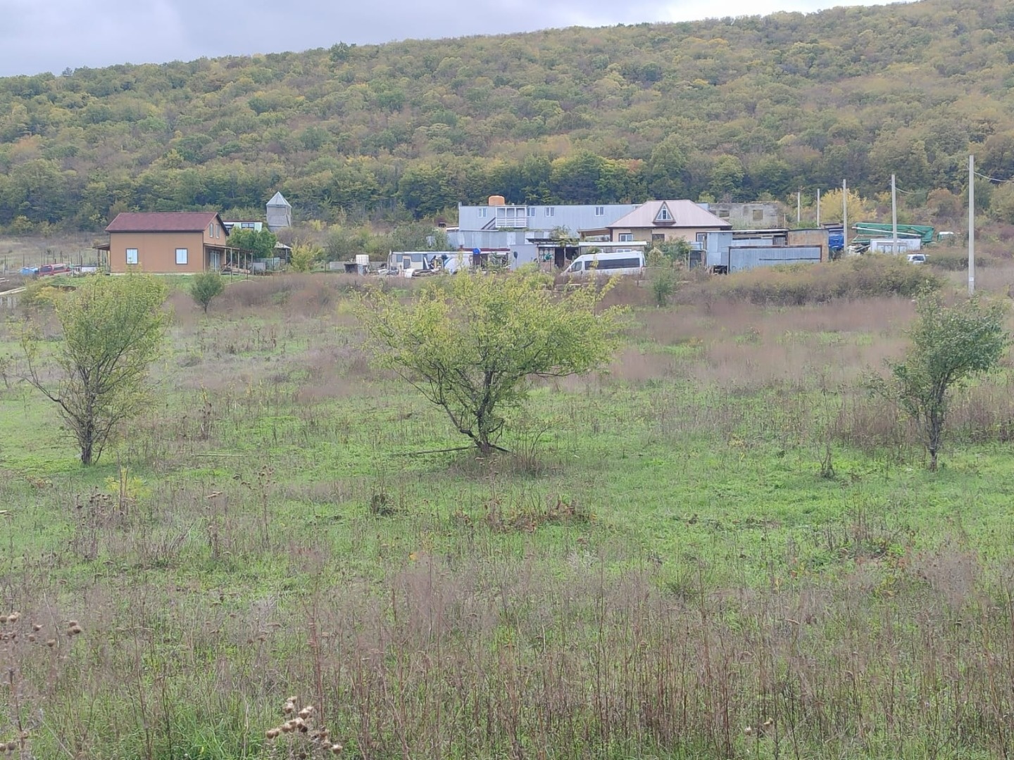 Продам земельный участок в Гай-Кодзоре по ул.  Виноградная, от асфальта 500 м, фасад участка 20 м, электричество 15 КВТ у соседей есть, соседи строят  каркасные дома, использование земли для дачного строительства. прописки нет, позже будет перевод в земли населённых пунктов. к участкам ведёт хорошая