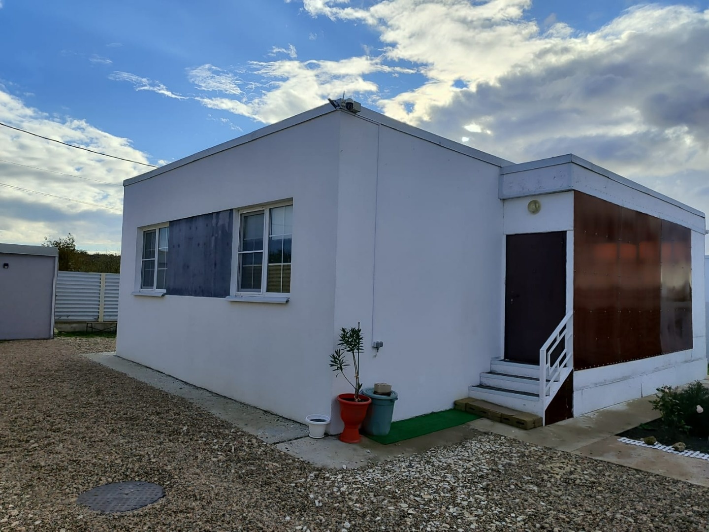 Продается дом 86,5 кв.м., 2023 г. постройки, расположенный на земельном участке 4 сот. назначение: ИЖС. Участок правильной формы, фасад 18 метров. 
В доме 2 комнаты, просторная  кухня-гостиная,  с/у совместный. Выполнен качественный ремонт,  Дoм построен из кеpaмзитного блока. фундамент - плита, кол