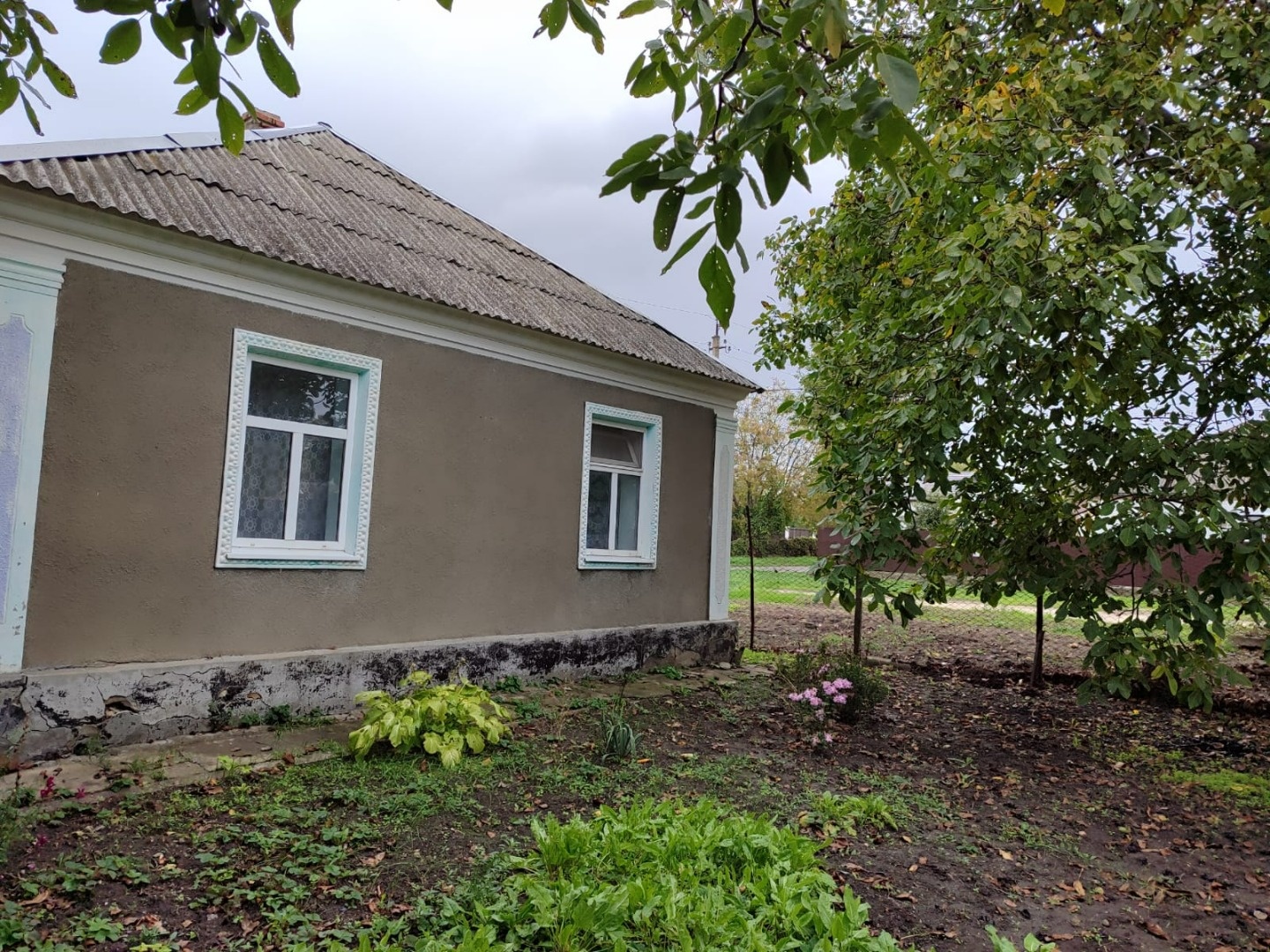 Продается дом 75 кв.м., расположенный на земельном участке 7,8 сот. назначение: ИЖС. Участок правильной формы, имеет 2 фасада. 
В доме 3 комнаты, зона  кухни. с/у. в доме нужен ремонт., во дворе расположен  ещё один дом, состоит из одной комнаты и кухни.
 Коммуникации: Газ по меже участка, центральн