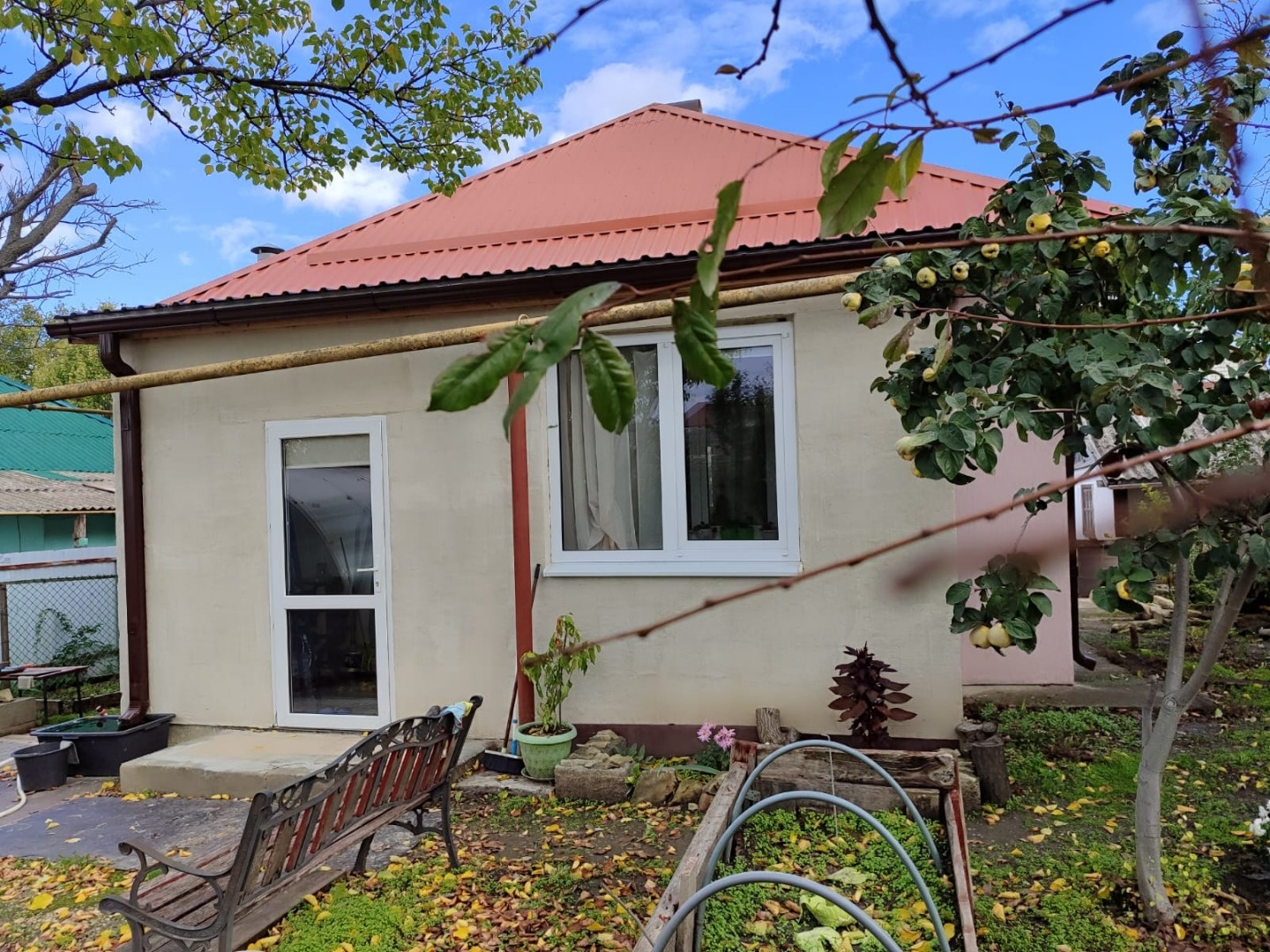 Продается дом 68 кв.м., плюс терраса 12 кв.м. с выходом во двор. дом расположен на земельном участке 7 сот. назначение: ИЖС. участок ухожен, имеется теплица, растут плодовые деревья.
В доме 2 комнаты,  просторная кухня-гостиная с выходом на застеклённую террасу. большой с/у.  во дворе расположен  ещ