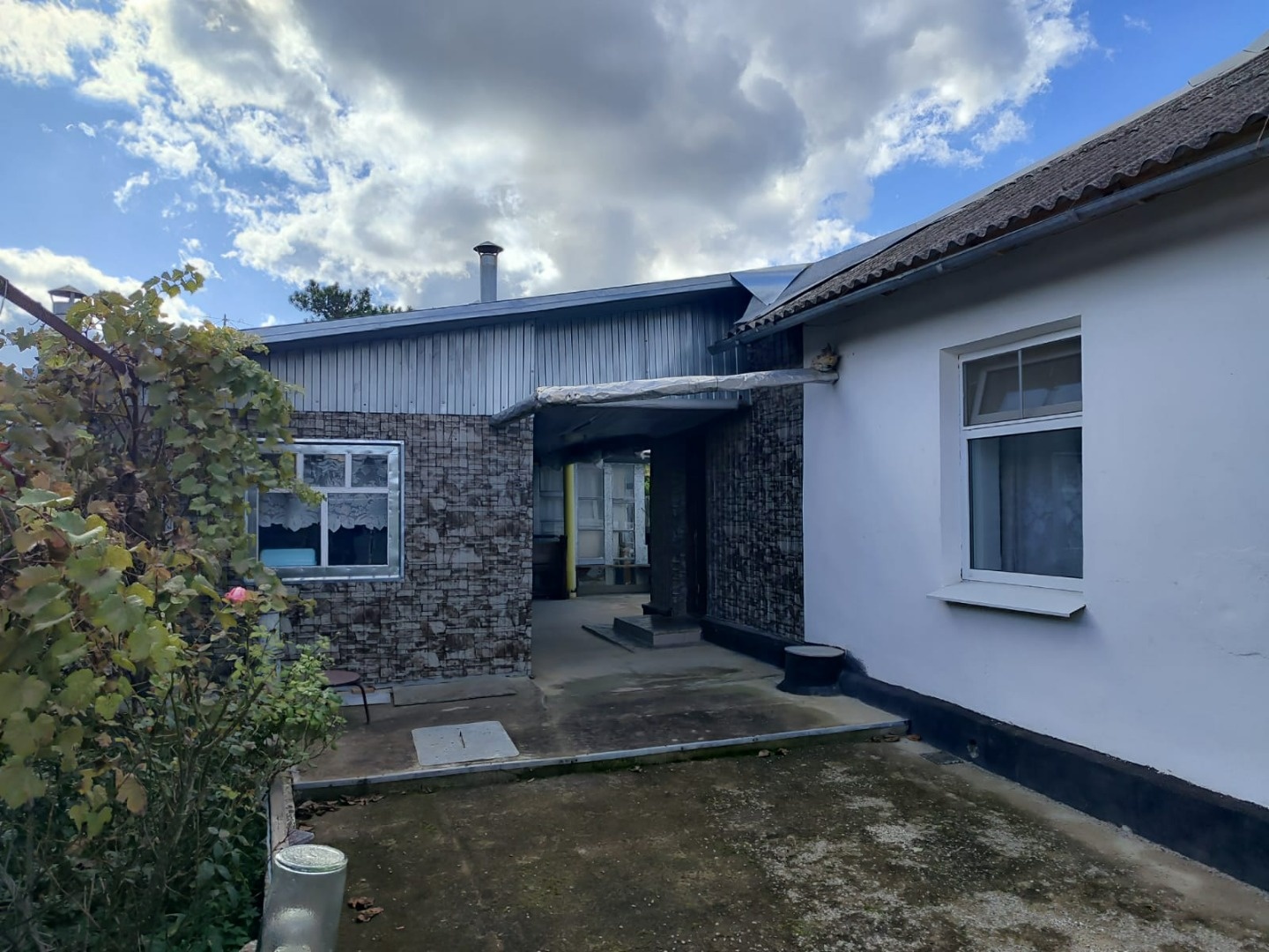 Продам дом 80 кв.м. крепкий, сухой в хуторе Воскресенский (8 км от г.  Анапы), в доме 4 комнаты, большая крытая терраса, с/у, во дворе ещё одно строение:  летняя кухня, душевая, мастерская, кладовая.
Земельный участок 4 сотки ИЖС, и дом оформлен как квартира, участок выделен в натуре (долей нет!)
Ко