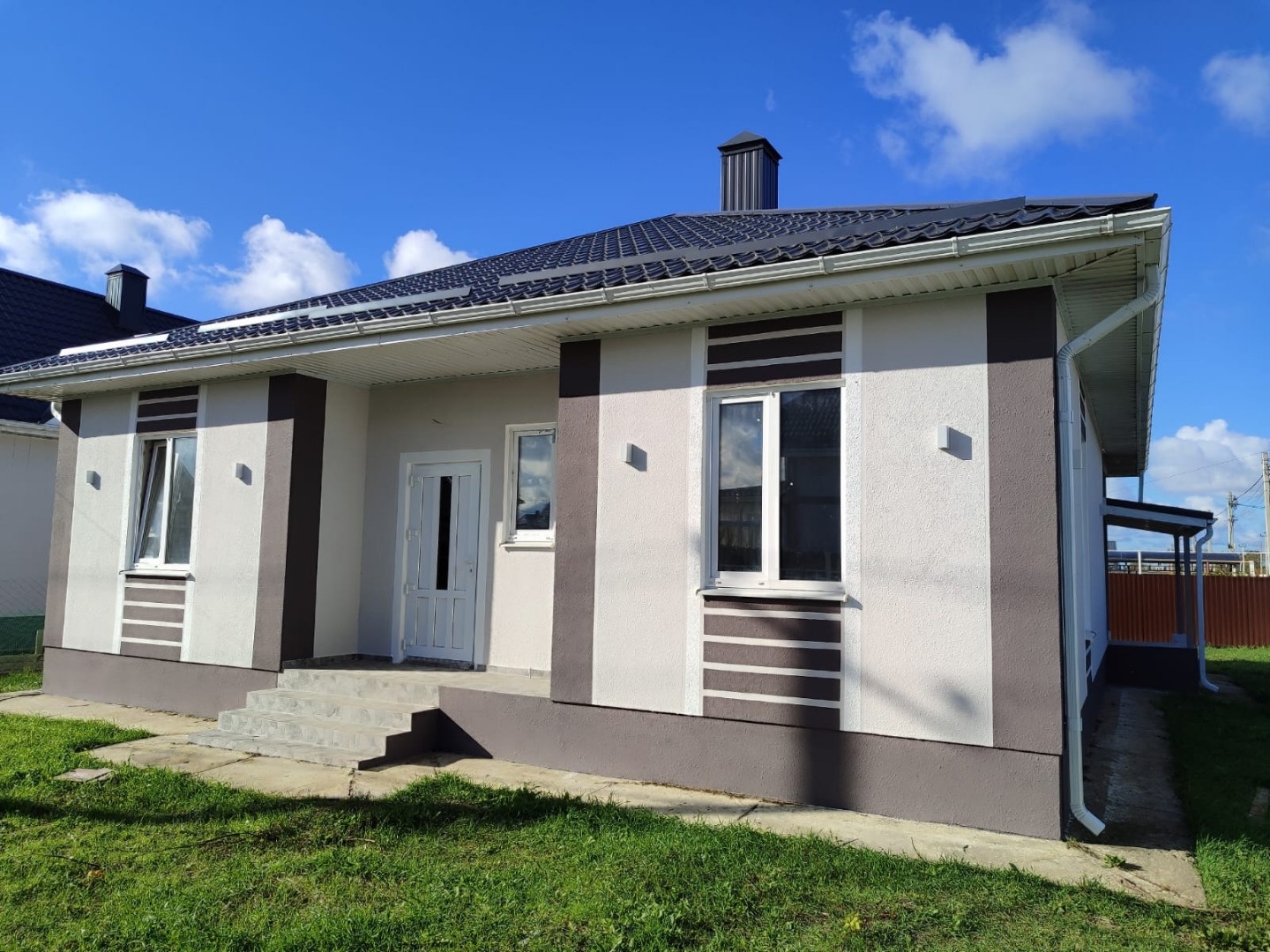 Продам дом 126 кв м, расположение:  с. Цибанобалка в  Коттеджном посёлке ЖК Жемчужный. в доме 3 комнаты, большая кухня-гостиная с выходом на террасу, с/у, котельная, дом с подвальным помещением, со стороны террасы ещё один с/у. земельный участок ровный 5,2 сотки, имеет 2 фасада. подъезд с асфальта. 