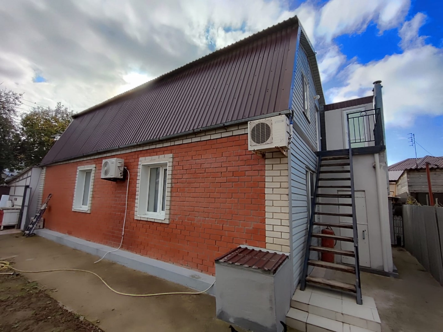 Продам кирпичный 2006 года постройки дом, общая площадь 114 кв м, 2 этажа, на второй этаж вход со стороны улицы.

 первый этаж - кухня-гостиная, 2 комнаты, просторный с/у, коридор, 

второй этаж - 4 комнаты, коридор, с/у с душевой, дополнительно имеется уличный с/у, котельная, во дворе крытый навес.