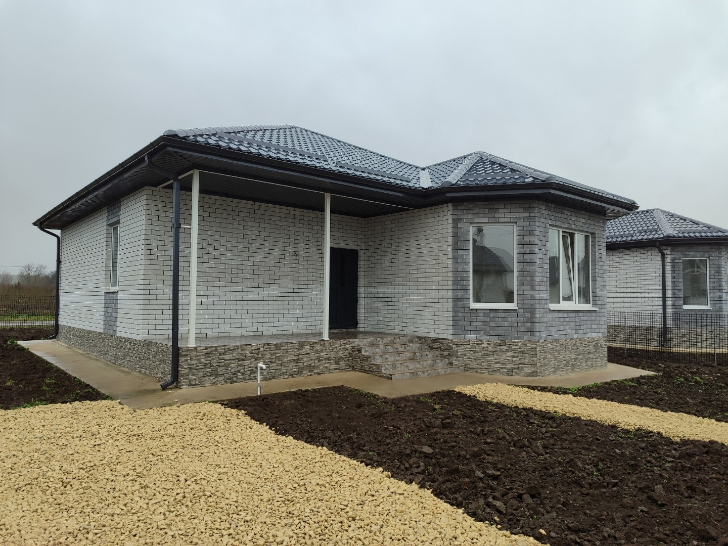 Подходит Семейная ипотека! Дом площадью 92 кв.м., расположенный на земельном участке 5 сот., назначение: ИЖС. В доме 3 комнаты, большая кухня-гостиная с выходом на террасу площадью 20 кв. м., 2 с/у. В доме выполнена качественная предчистовая отделка, есть возможность выполнить ремонт под ключ по сог