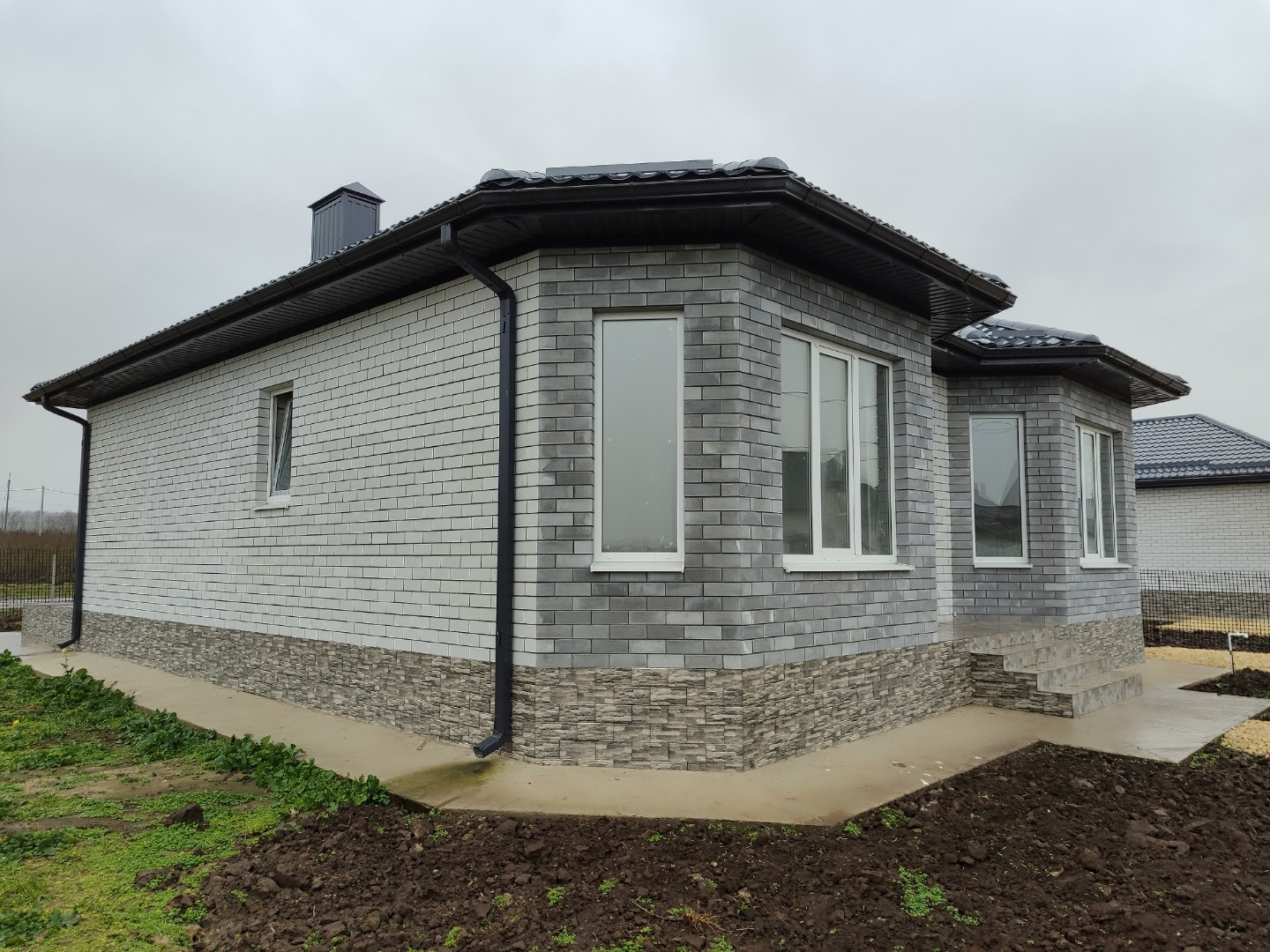 Подходит Семейная ипотека! Дом площадью 97 кв.м., расположенный на земельном участке 5 сот., назначение: ИЖС. В доме 3 комнаты, большая кухня-гостиная с выходом на террасу площадью 18 кв. м., в доме  2 с/у,  выполнена качественная предчистовая отделка, есть возможность выполнить ремонт под ключ по с