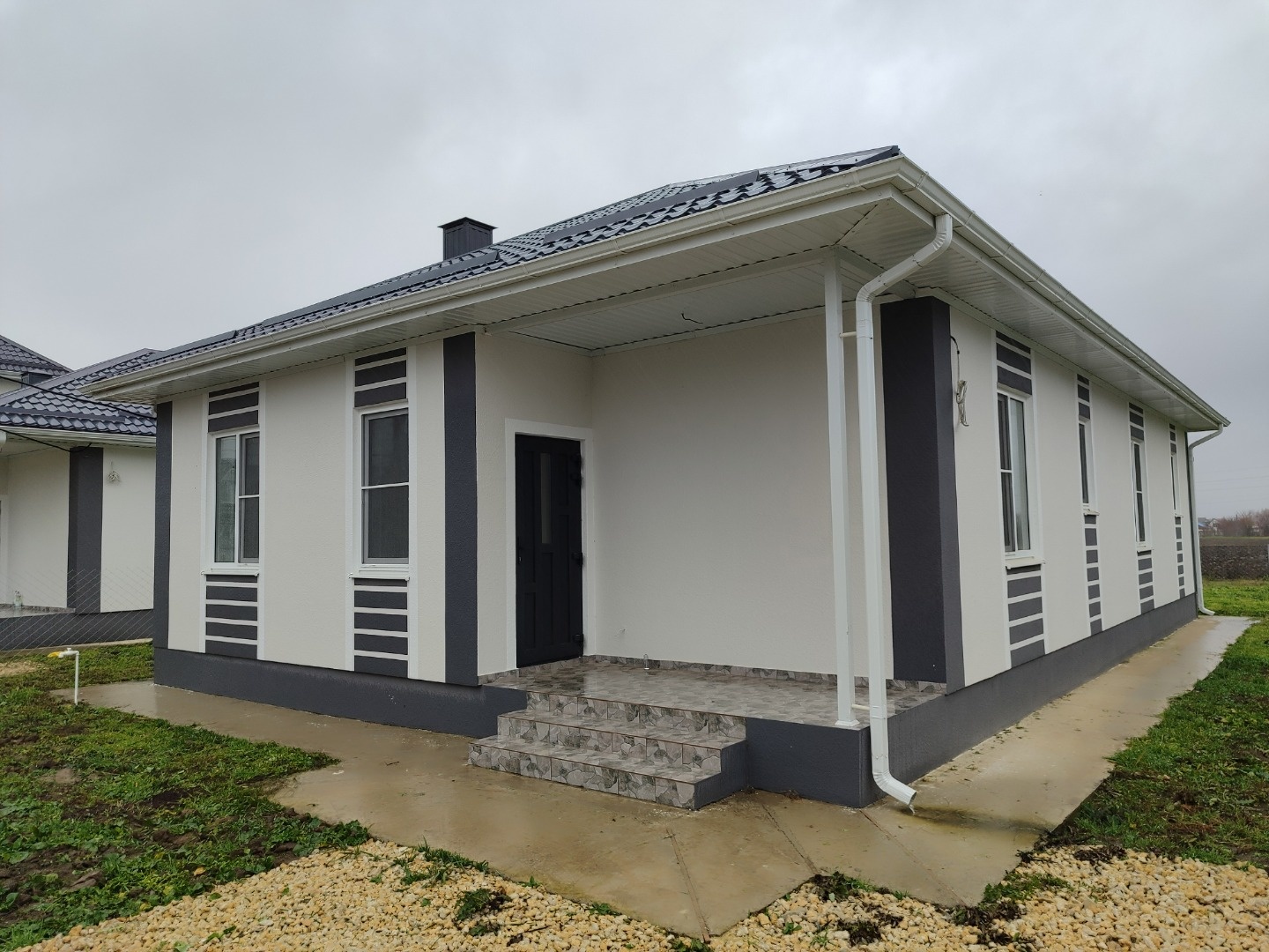 Подходит Семейная ипотека! Дом площадью 96 кв.м., расположенный на земельном участке 5,3 сот., назначение: ИЖС. В доме 3 комнаты, большая кухня-гостиная с выходом на террасу площадью 18 кв. м., в доме 2 с/у, выполнена качественная предчистовая отделка, есть возможность выполнить ремонт под ключ по с