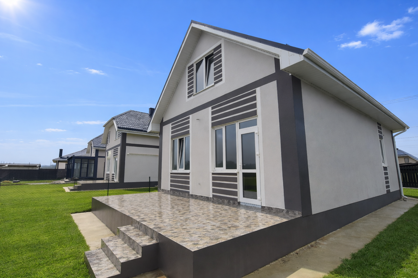 Подходит Семейная ипотека! Дом площадью 110 кв.м., расположенный на земельном участке 6 сот., назначение: ИЖС. В доме 3 комнаты, большая кухня-гостиная с выходом на террасу площадью 20 кв. м., 2 с/у. В доме выполнена качественная предчистовая отделка, есть возможность выполнить ремонт под ключ по со