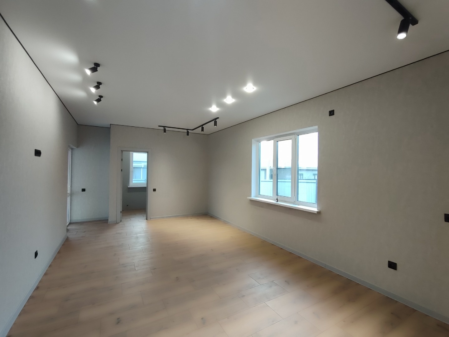 Семейная ипотека подходит! Продается дом 130 кв.м., 2024 г. постройки, расположенный на земельном участке 6,6 сот., ИЖС. Участок правильной формы, фасад 25 м. 
В доме 3 комнаты, кухня-гостиная, 2 террасы, 2 с/у, дом с ремонтом, мебель ставь, заходи и живи. 
 Коммуникации: Свет 15 кВт (электрическое 