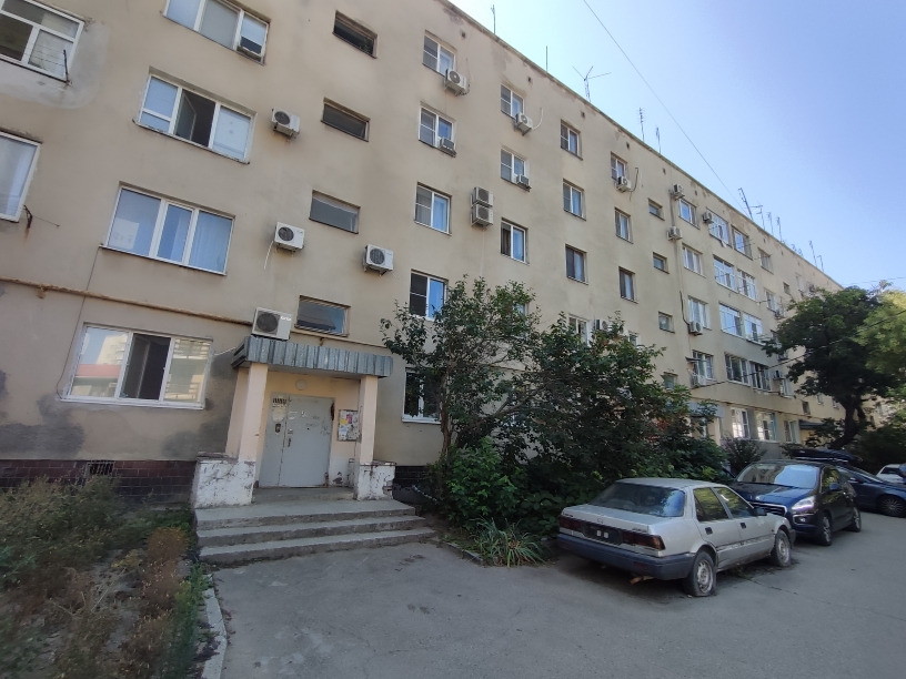 Продам трёхкомнатную квартиру в кирпичном доме 1982 года постройки в центре г. Анапа, ул. Новороссийская (район 5-й школы), квартира имеет 3 изолированные комнаты, раздельный с/у, кладовую, коридор и кухня с выходом на лоджию 6 метров. комнаты расположены - на разные стороны ( удобно для проветриван